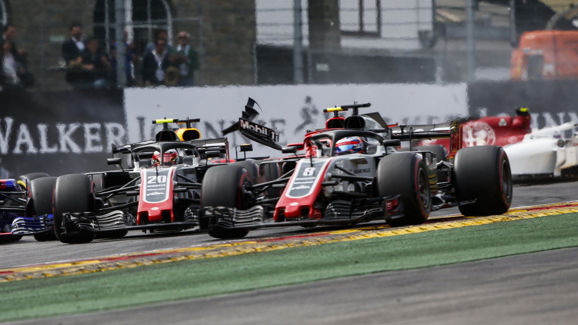 Romain Grosjean a Kevin Magnussen při startu závodu v Belgii