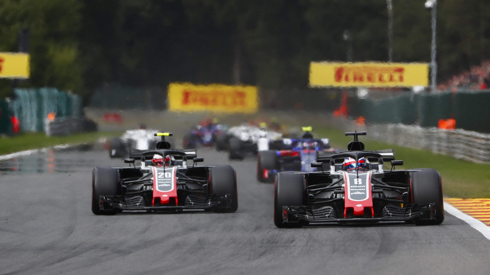 Romain Grosjean a Kevin Magnussen v závodě v Belgii