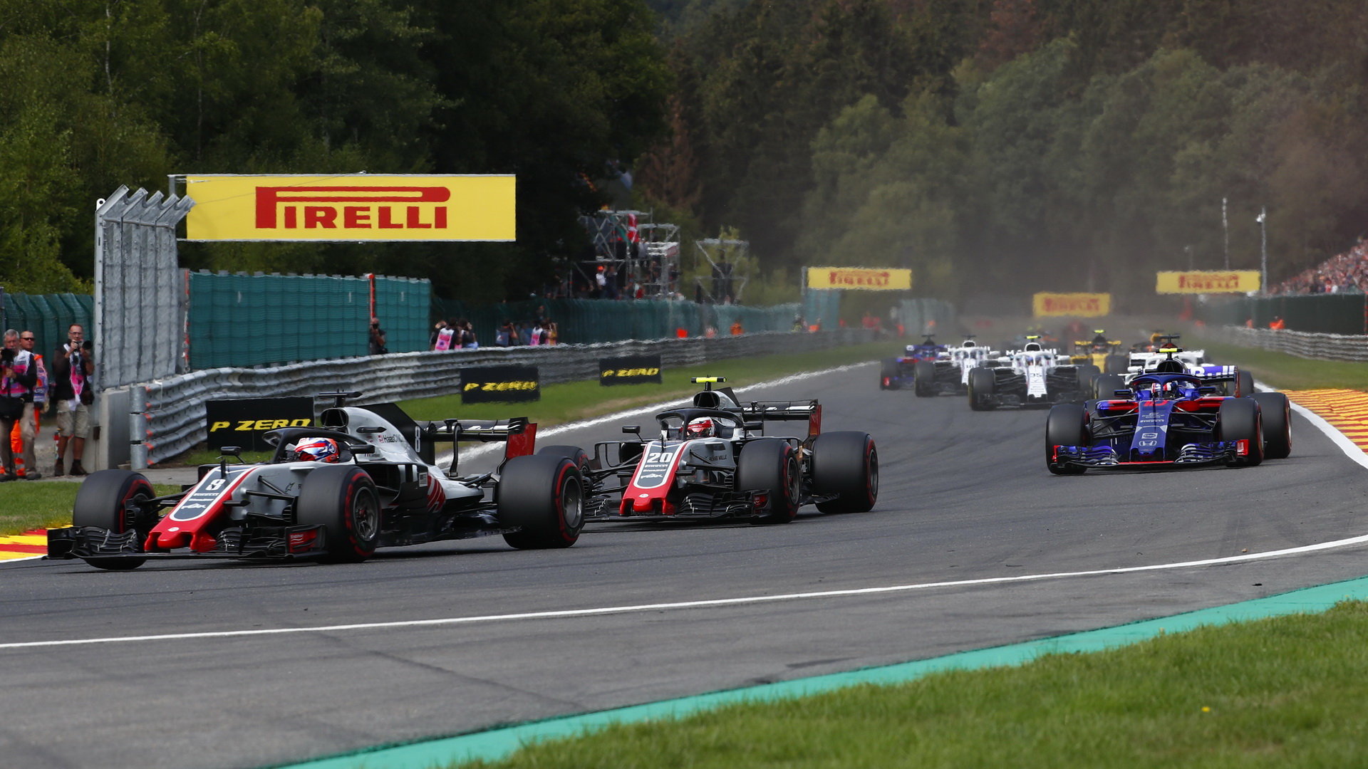 Romain Grosjean a Kevin Magnussen v závodě v Belgii