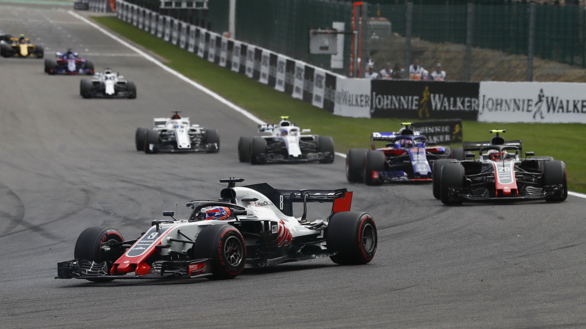 Romain Grosjean a Kevin Magnussen v závodě v Belgii