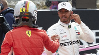 Sebastian Vettel si podává ruce s Lewisem Hamiltonem