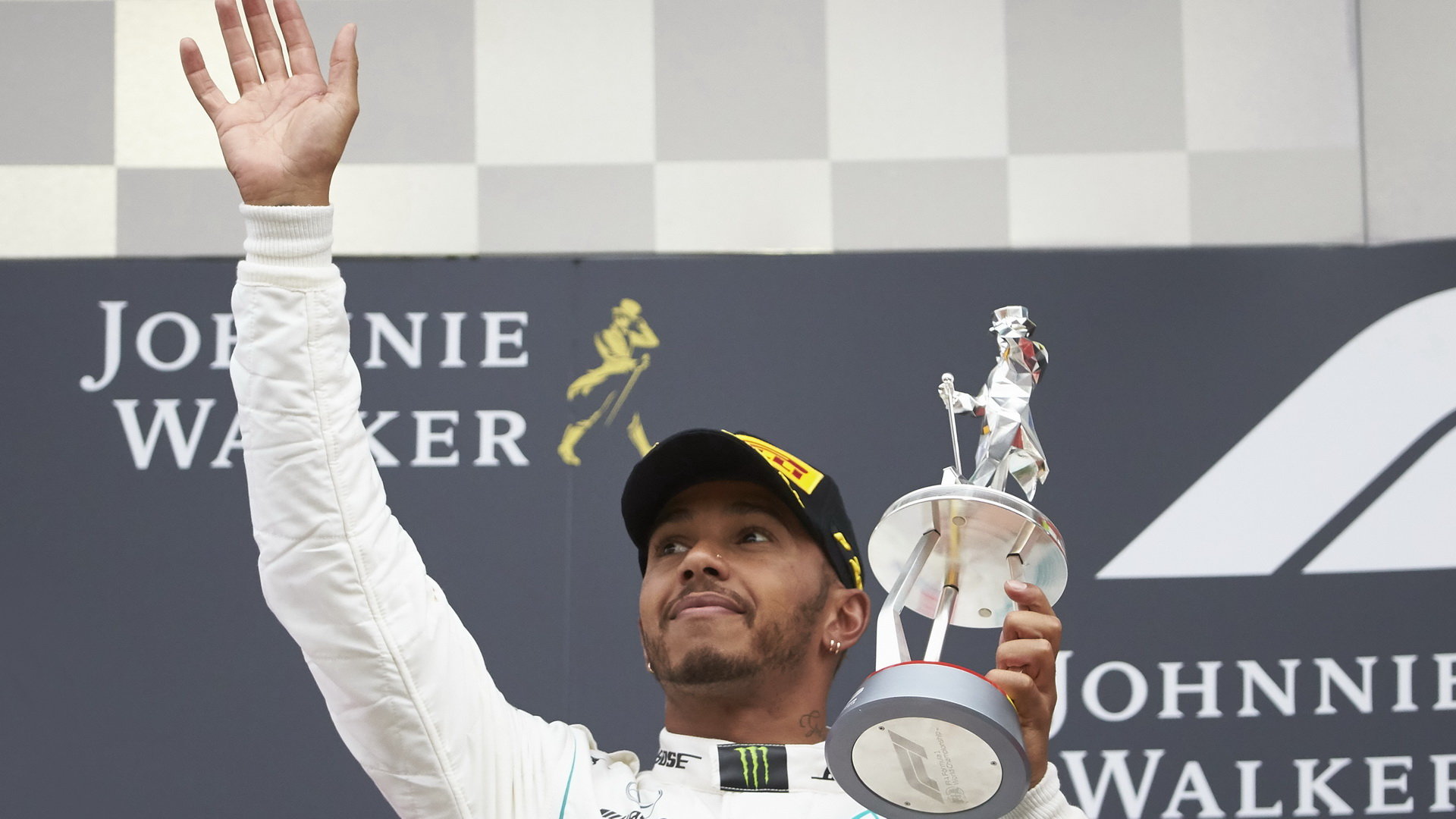 Lewis Hamilton se svou trofejí na pódiu po závodě v Belgii