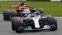 Lewis Hamilton před Sebastianem Vettelem v Belgii
