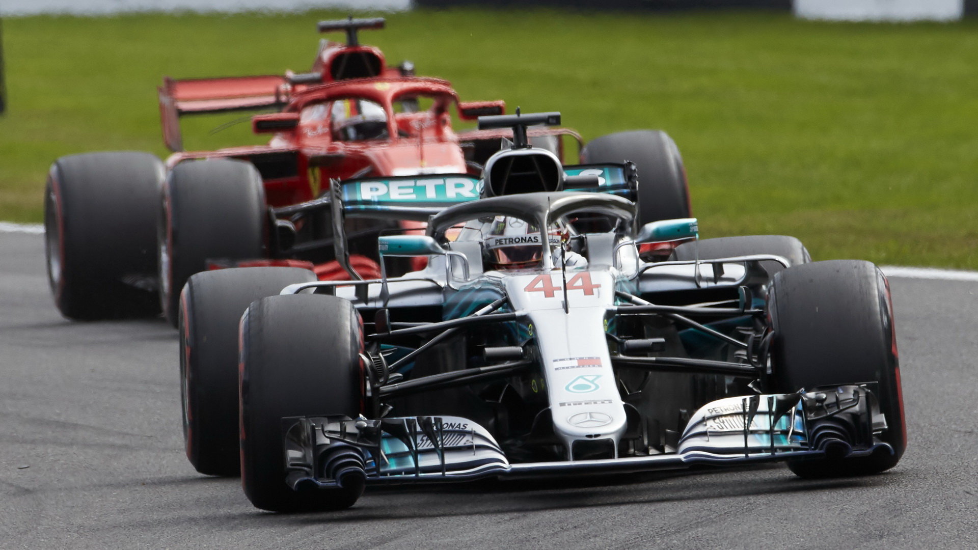 Sebastian Vettel těsně za Mercedesem Lewise Hamiltona