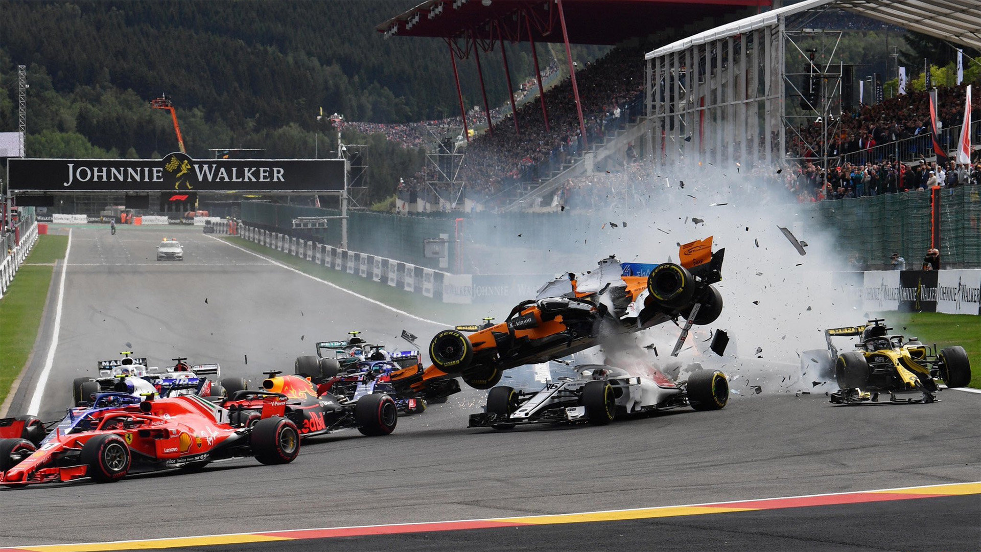 Havárie po startu Velké ceny Belgie 2018 - Alonso ve vzduchu poté, co do něj zezadu vrazil Hülkenberg