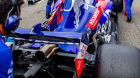 Výfuk vozu Toro Rosso před závodem v Belgii