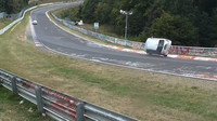 Nürburgring si málem připsal další vážná zranění, řidič však naštěstí předvedl správnou reakci