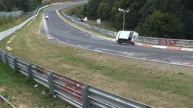 Nürburgring si málem připsal další vážná zranění, řidič však naštěstí předvedl správnou reakci