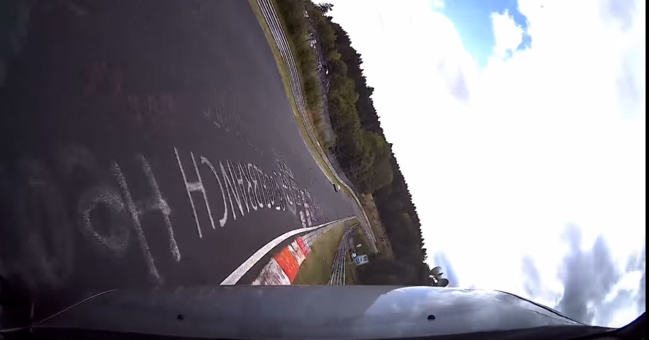 Nürburgring si málem připsal další vážná zranění, řidič však naštěstí předvedl správnou reakci