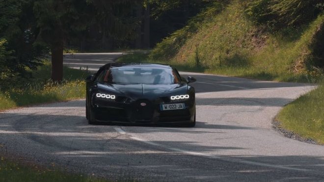 Bugatti Chiron dokáže zaujmout i na klikaté okresce