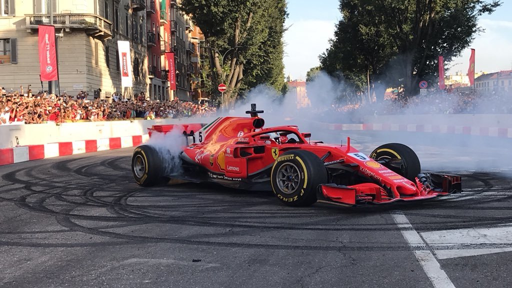 Sebastian Vettel s Ferrari SF71H během roadshow v Miláně