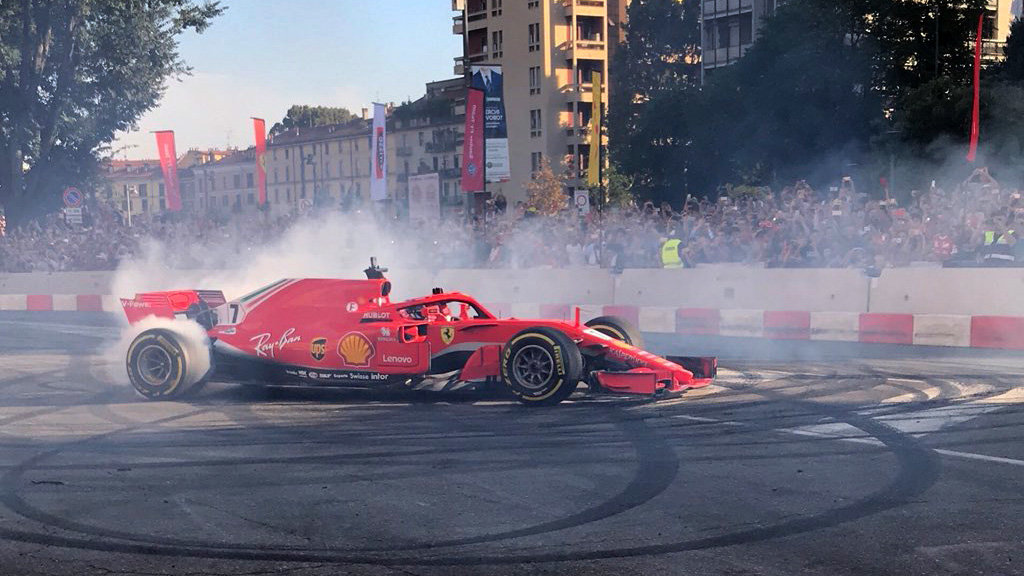 Sebastian Vettel s Ferrari SF71H během roadshow v Miláně