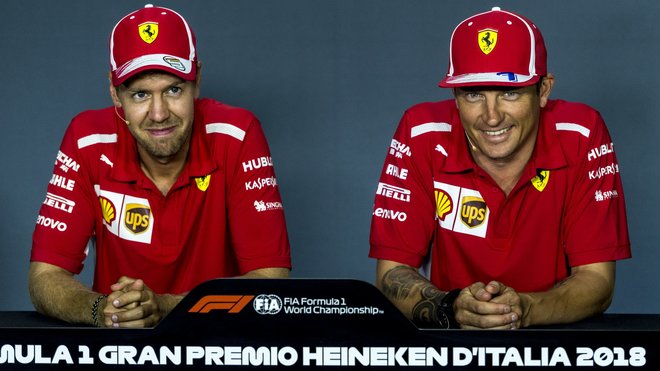 Sebastian Vettel a Kimi Räikkönen na tiskové konferenci