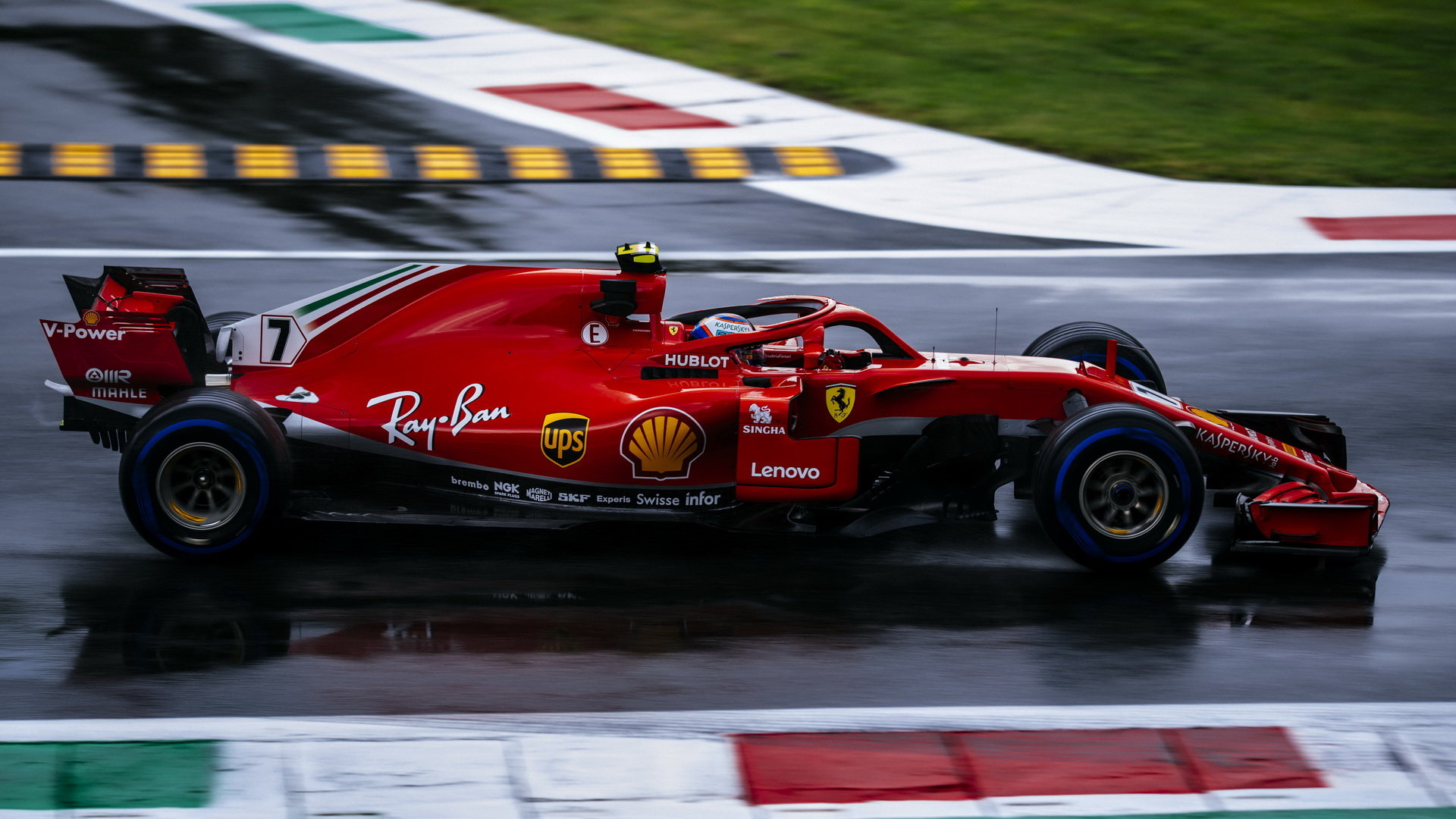 Kimi Räikkönen při pátečním deštivém tréninku na Monze
