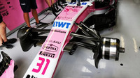 Přední zavěšení kol vozu Force India při pátečním deštivém tréninku na Monze