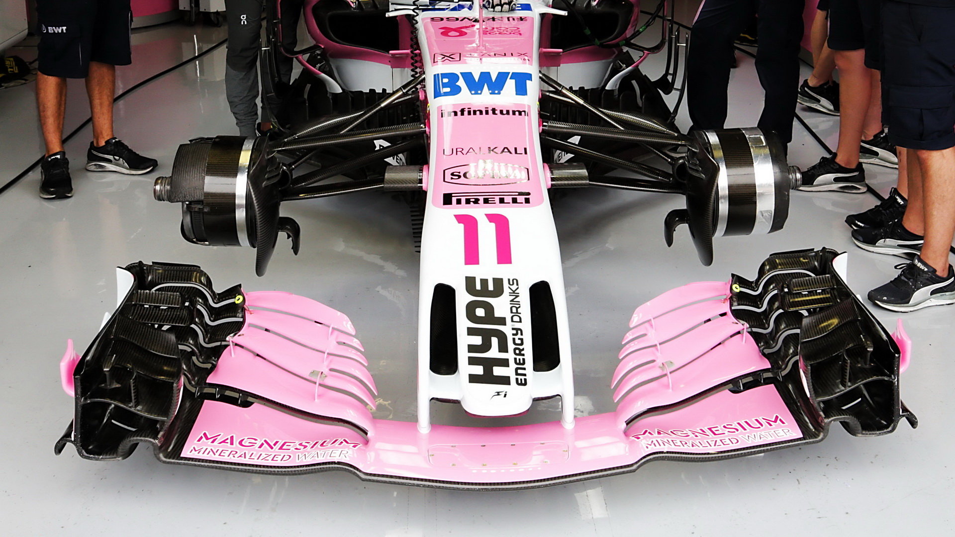 Přední křídlo vozu Force India při pátečním deštivém tréninku na Monze