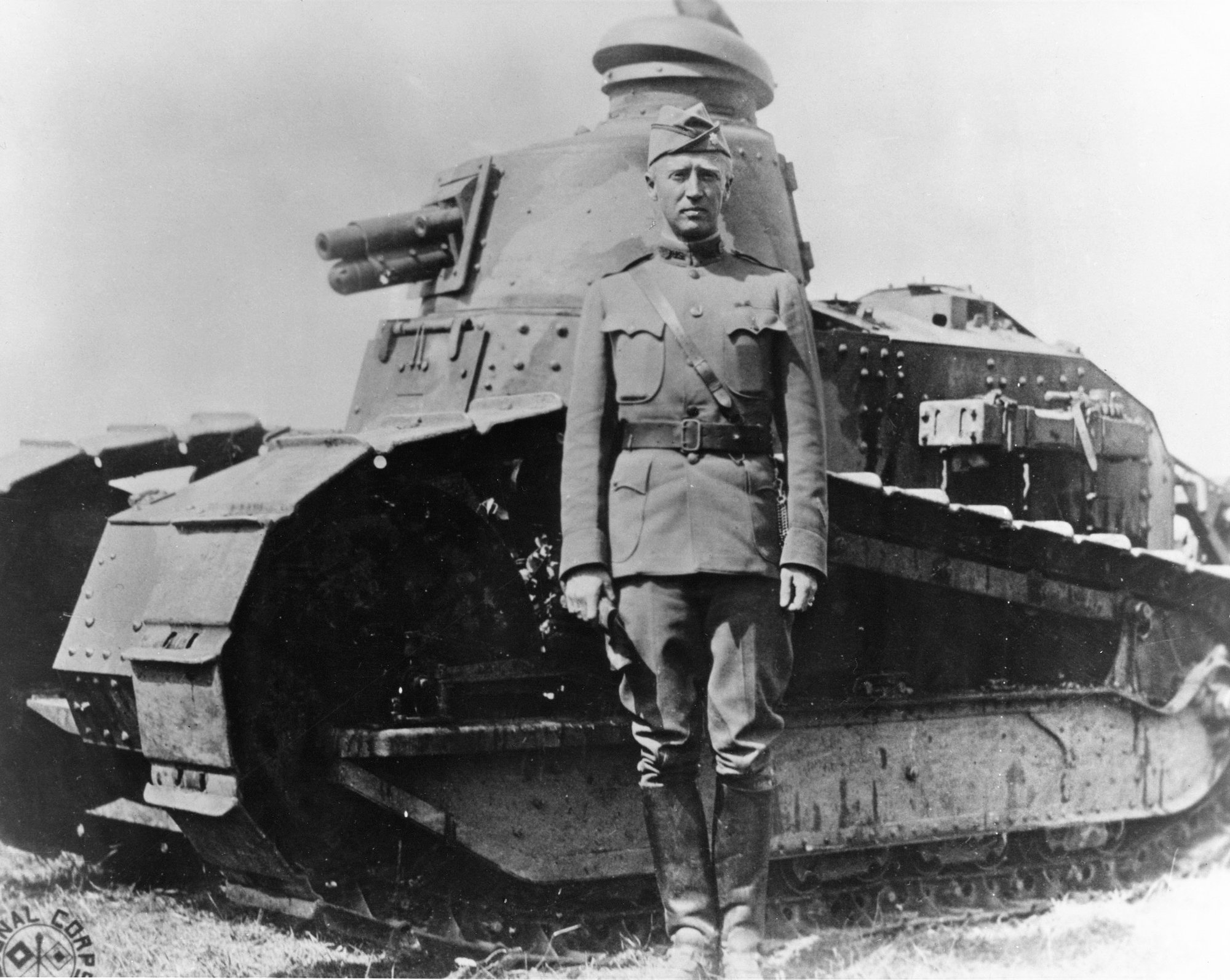 George S. Patton. před tankem Renault FT-17, léto 1918 (Autor: Signal Corps / wikimedia / Public domain)