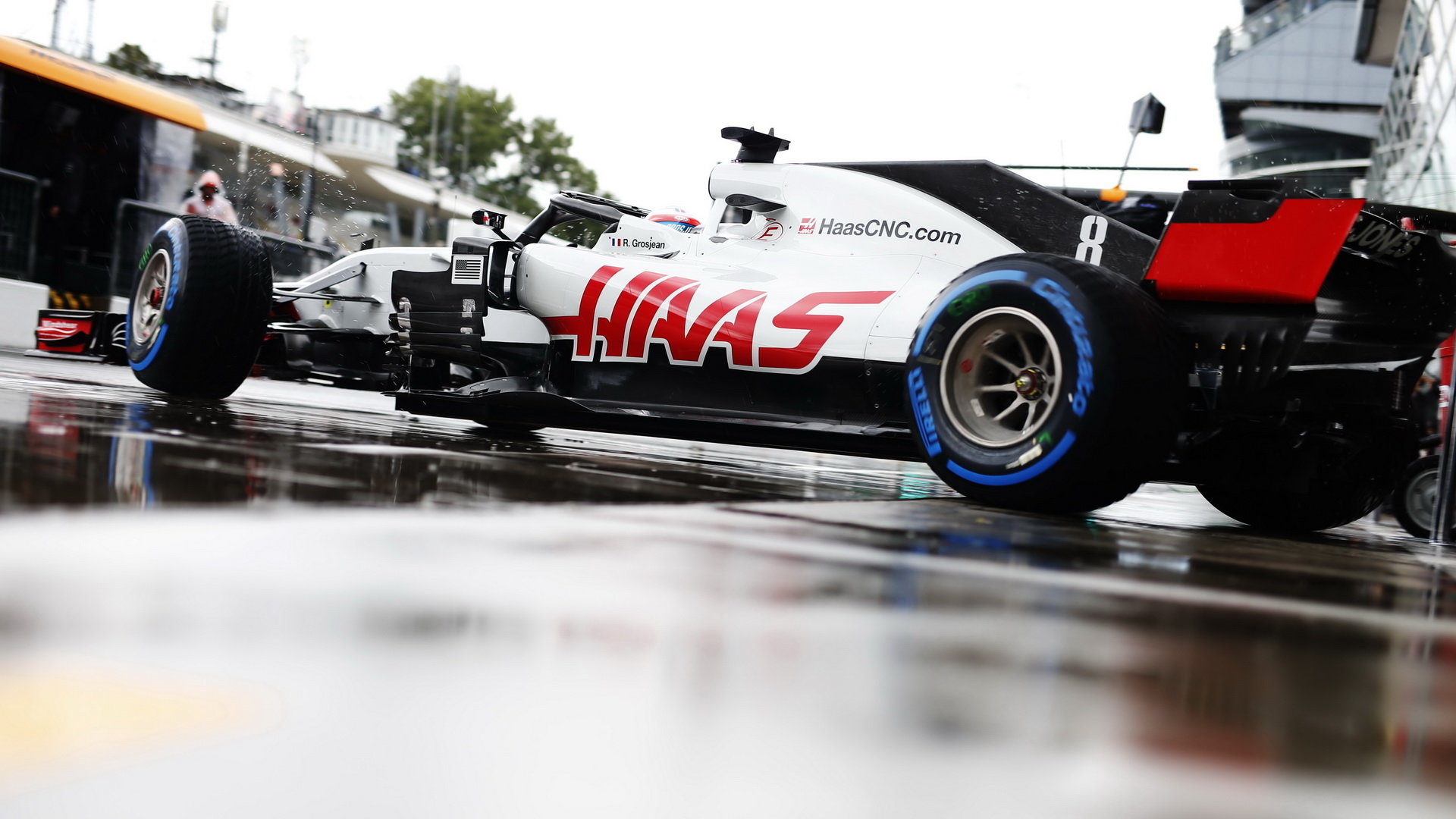 Romain Grosjean při pátečním deštivém tréninku na Monze