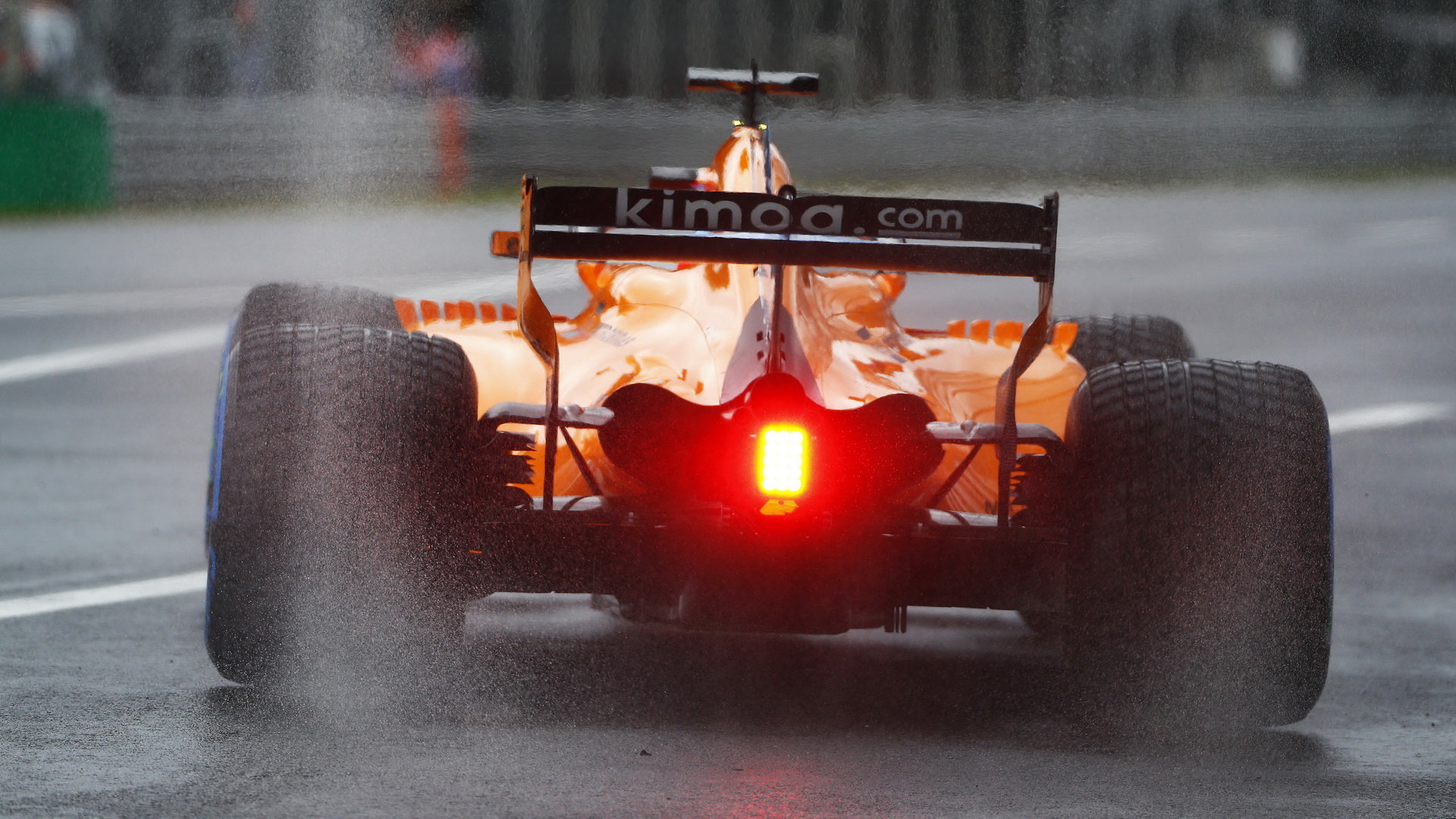 Fernando Alonso při pátečním deštivém tréninku na Monze