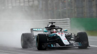 Lewis Hamilton při pátečním deštivém tréninku na Monze