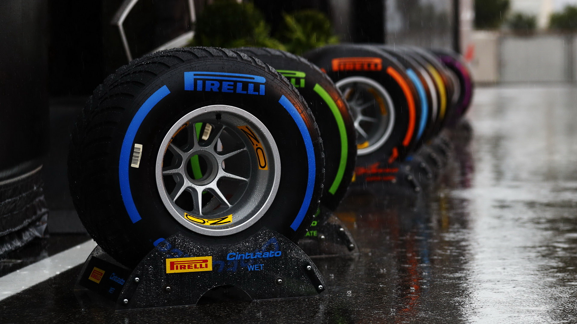 Pneumatiky Pirelli při pátečním deštivém tréninku na Monze
