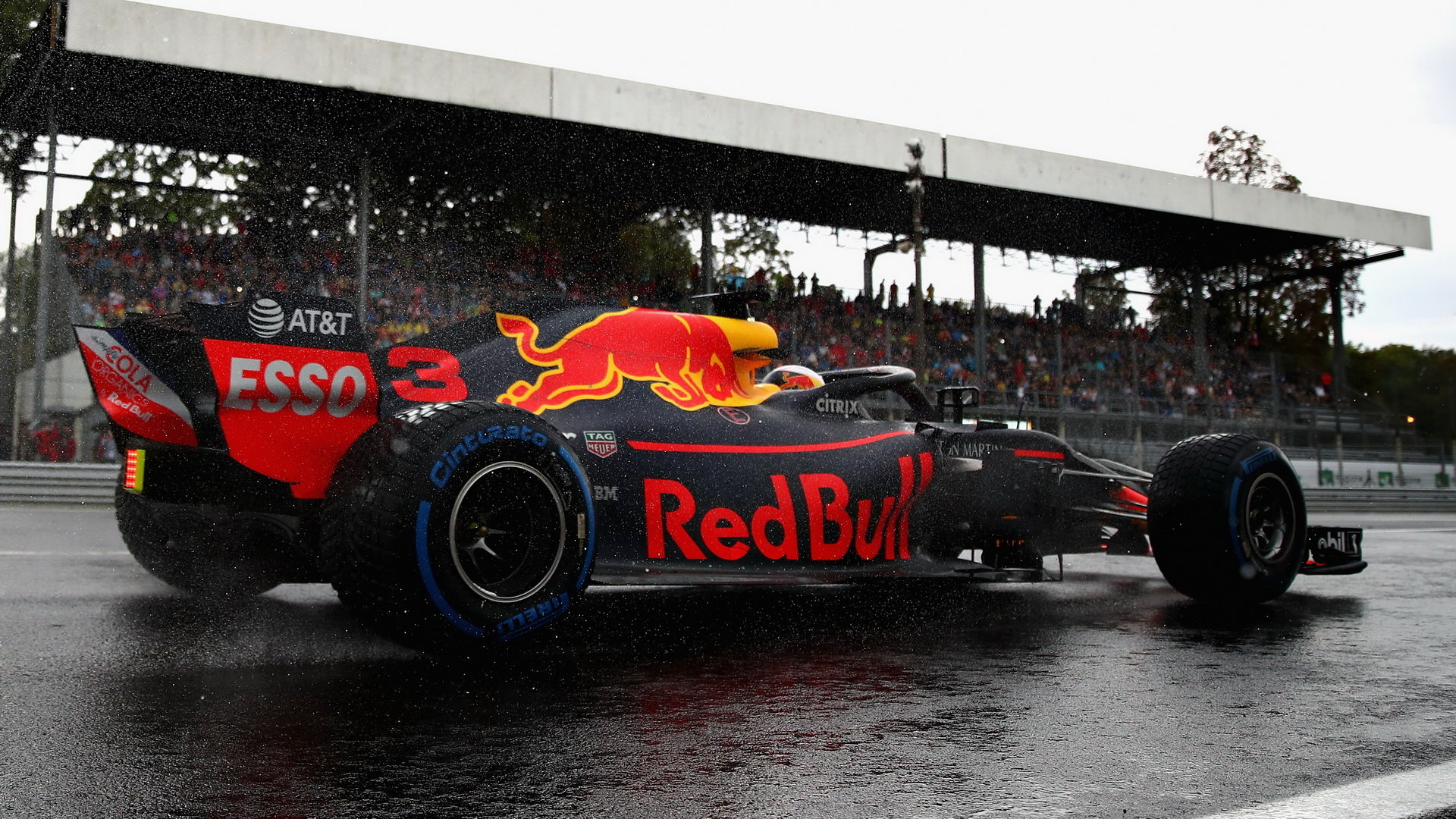 Daniel Ricciardo při pátečním deštivém tréninku na Monze