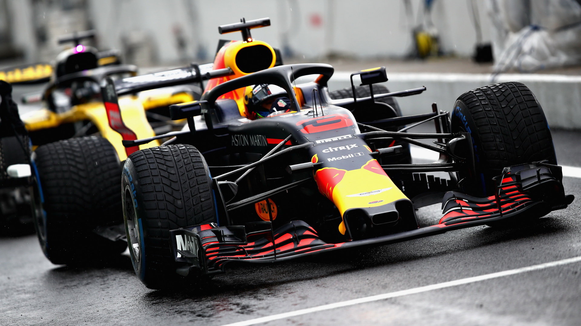 Daniel Ricciardo při pátečním deštivém tréninku na Monze