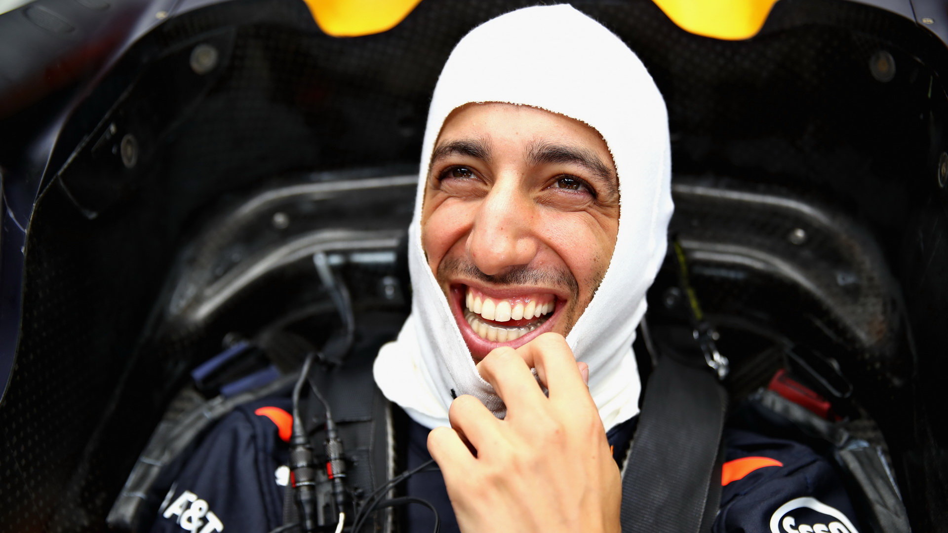 Stále usměvavý Daniel Ricciardo při pátečním deštivém tréninku na Monze