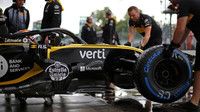 Carlos Sainz při pátečním deštivém tréninku na Monze