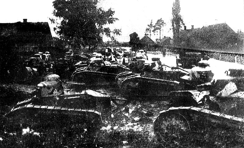 Tanky Renault FT-17 1. tankového regimentu Polské armády, bitva o Varšavu 1920 (Autor: neuveden Wikimedia / Public domain)