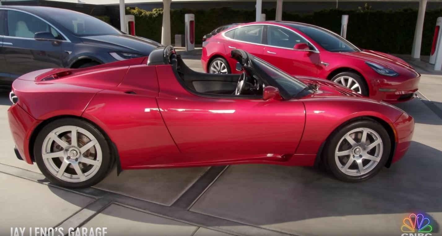 Jay Leno si vyzkoušel Model 3 a akceleraci nového Tesla Roadsteru