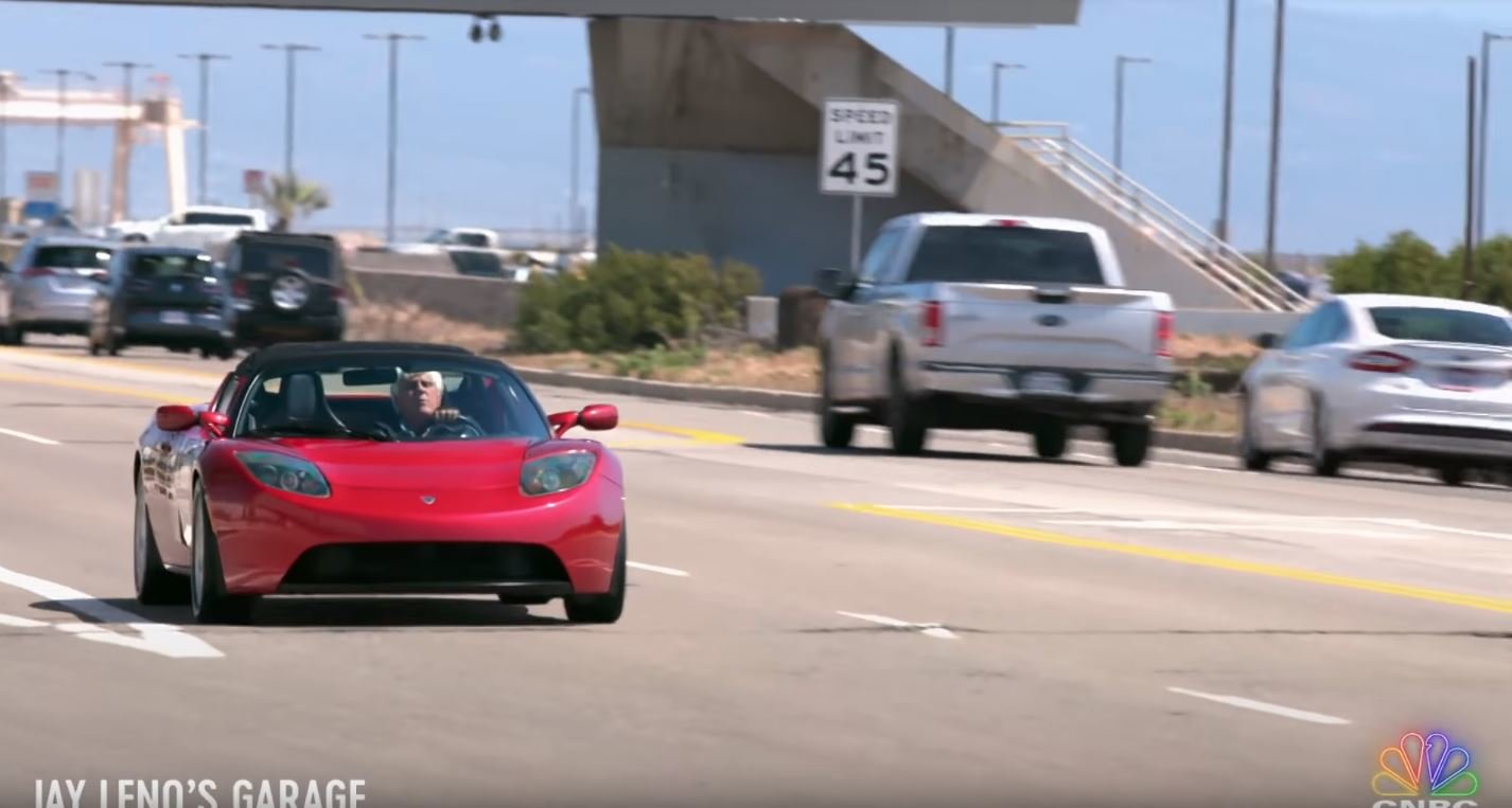Jay Leno si vyzkoušel Model 3 a akceleraci nového Tesla Roadsteru