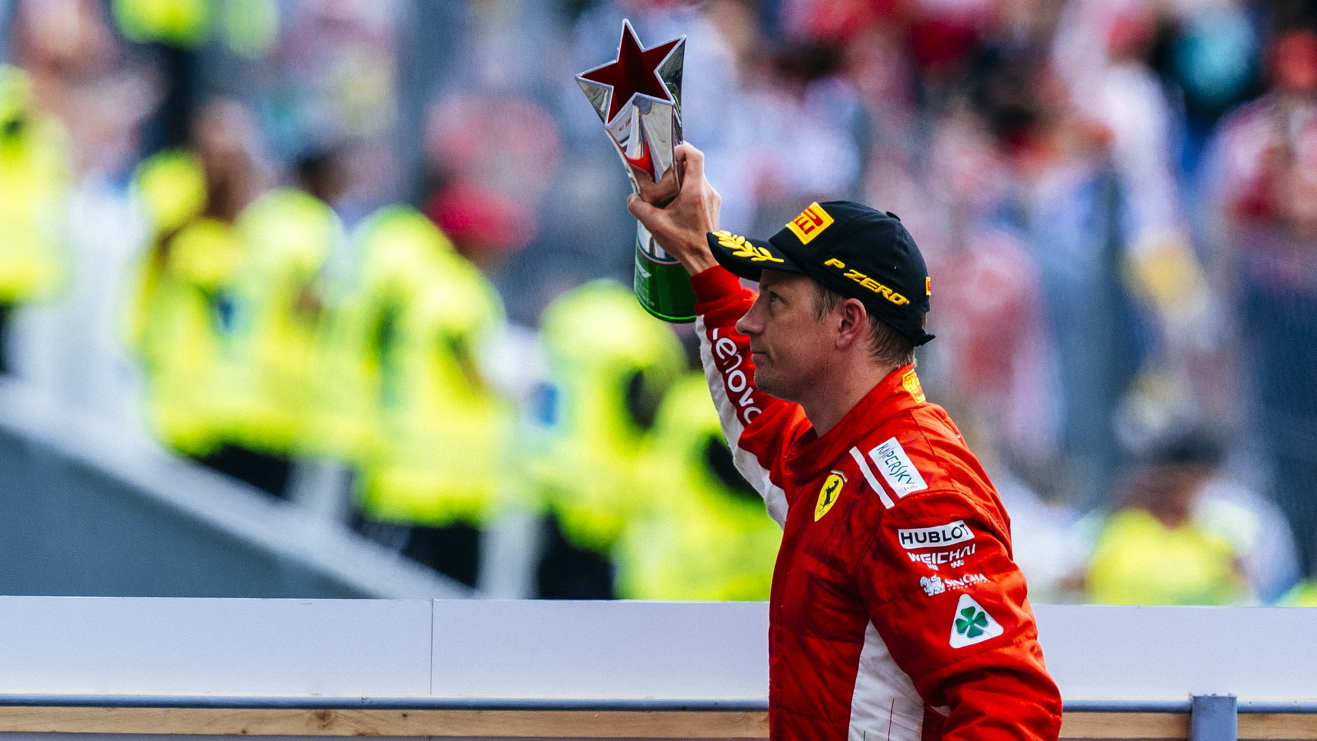 Kimi Räikkönen se svou trofejí po závodě v Monze