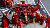 Viděli jste Ferrari v depu či na roštu s ledovým obkladem?