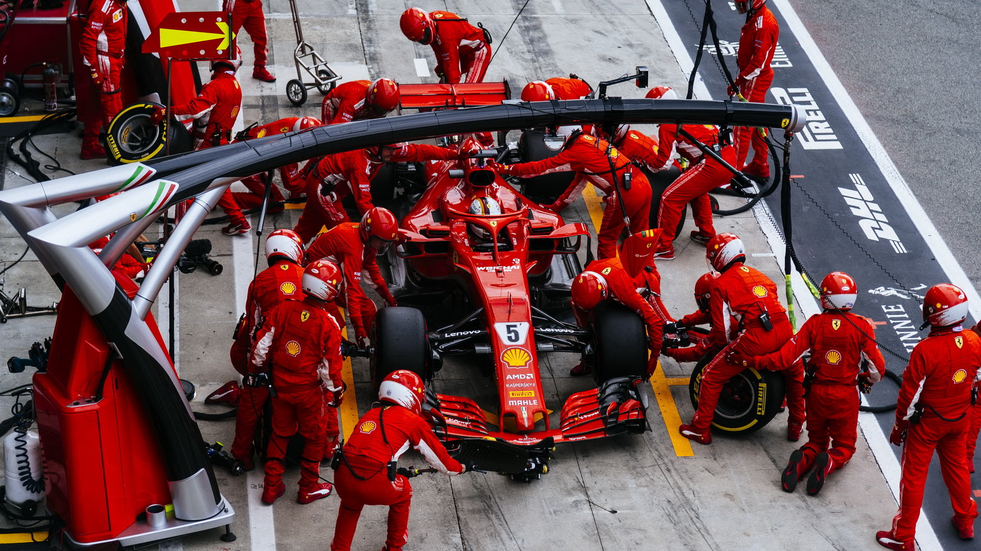 Sebastian Vettel u mechaniků Ferrari