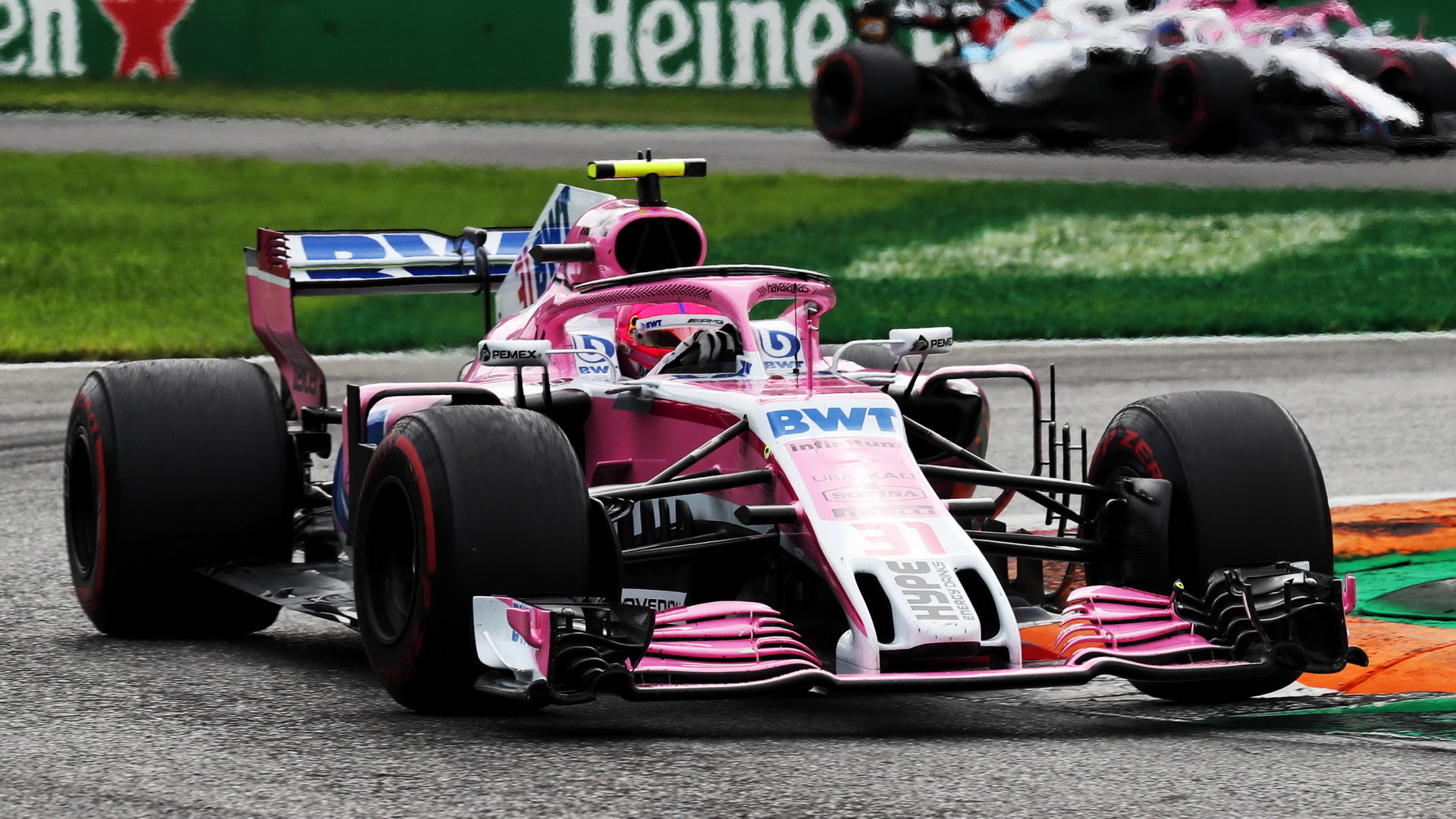 Esteban Ocon v závodě v Monze