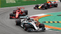Lewis Hamilton, Kimi a Max Verstappen v závodě v Monze