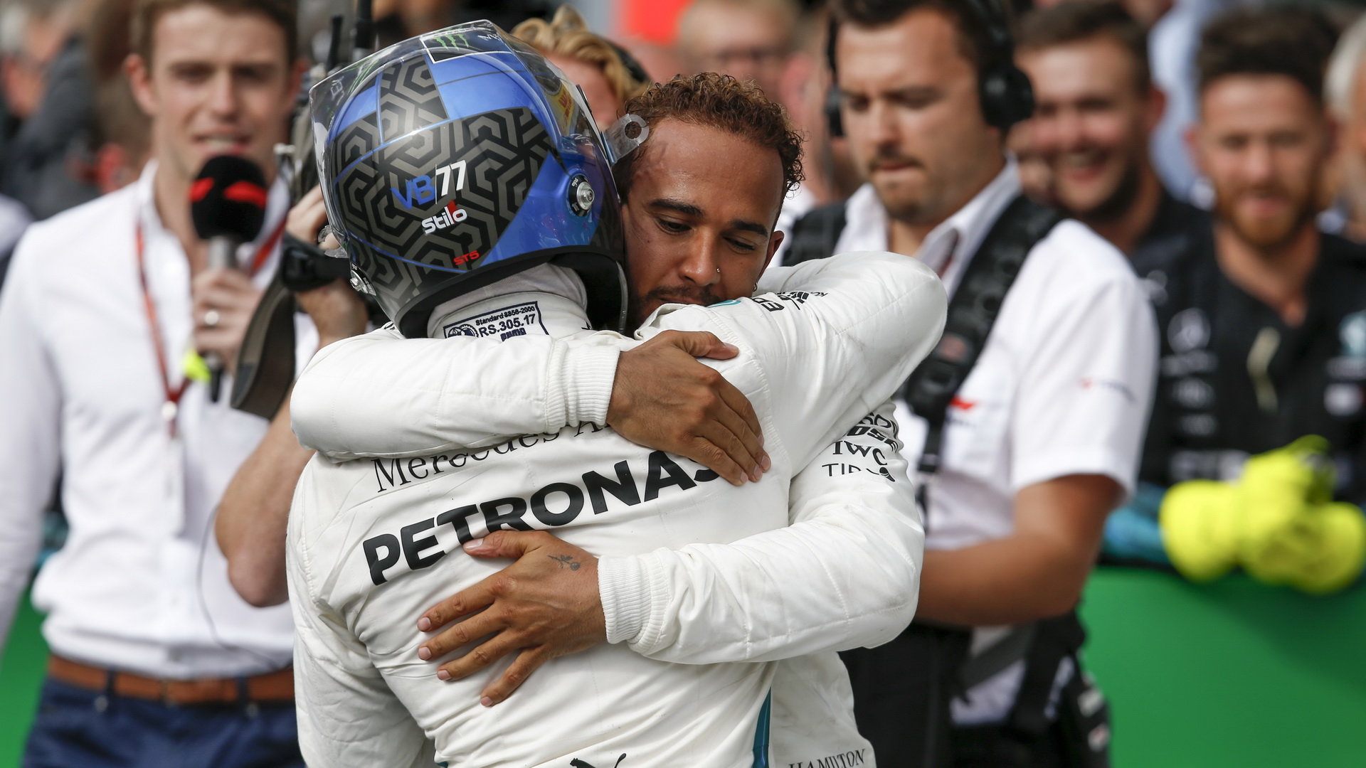Lewis Hamilton a Valtteri Bottas po závodě v Monze