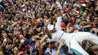 Lewis Hamilton se raduje s fanoušky z vítězství po závodě v Monze