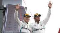 Lewis Hamilton a Valtteri Bottas na pódiu po závodě v Monze