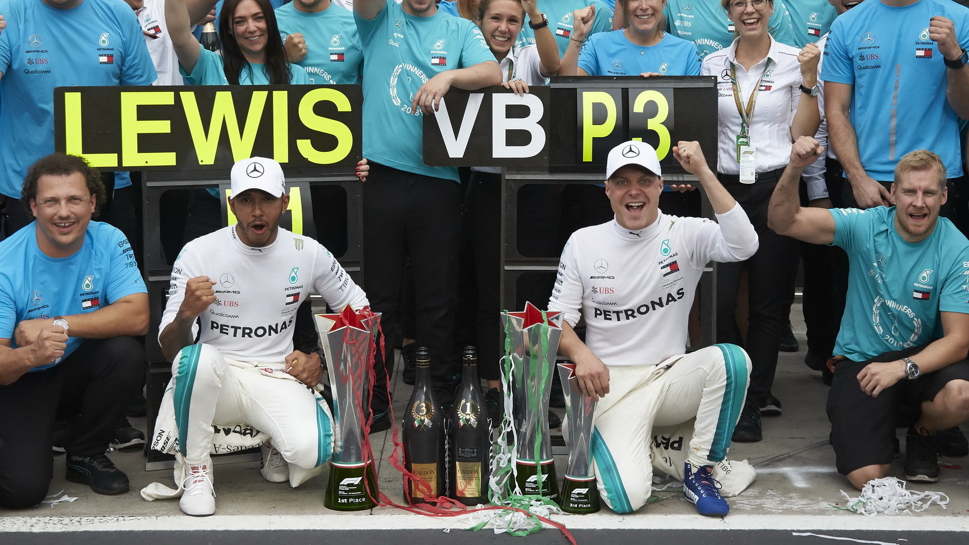 Lewis Hamilton a Valtteri Bottas slaví s týmem po závodě v Monze