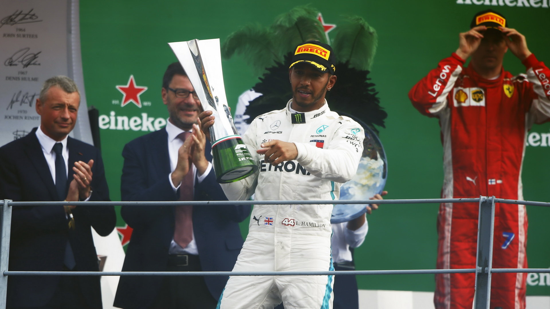 Z letošního vítězství na Monze se nakonec radoval Lewis Hamilton