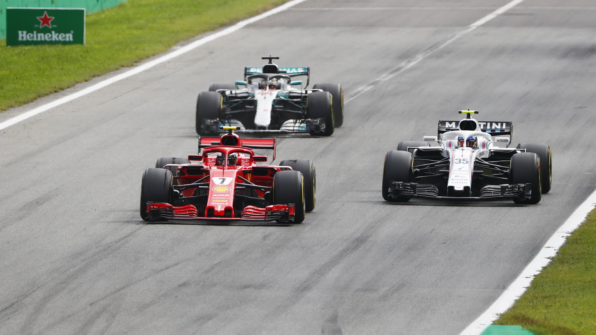 Sergej Sirotkin, Lewis Hamilton a Kimi Räikkönen na pódiu po závodě v Monze