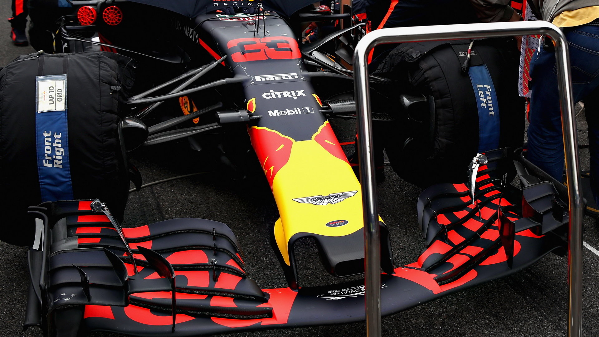 Přední křídlo vozu Red Bull před závodem v Monze