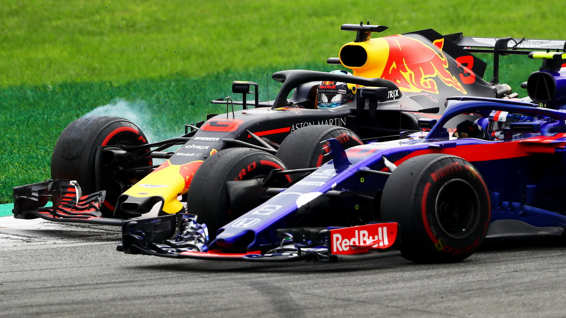 Daniel Ricciardo při předjíždění Pierra Gaslyho v závodě v Monze