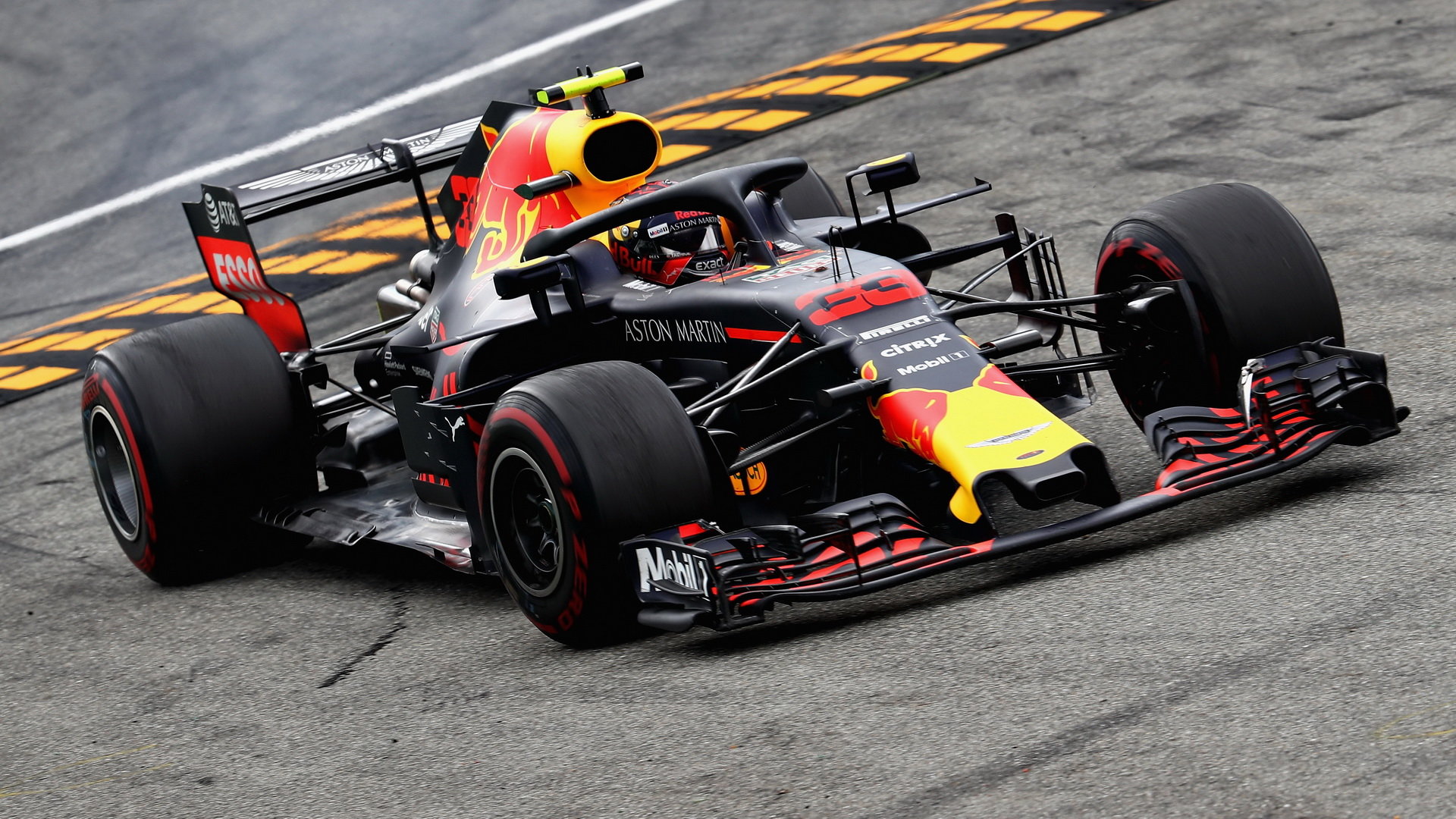 Max Verstappen s novým motorem Renault cílem v Monze projel jako třetí, po penalizaci byl ale klasifikován až jako pátý