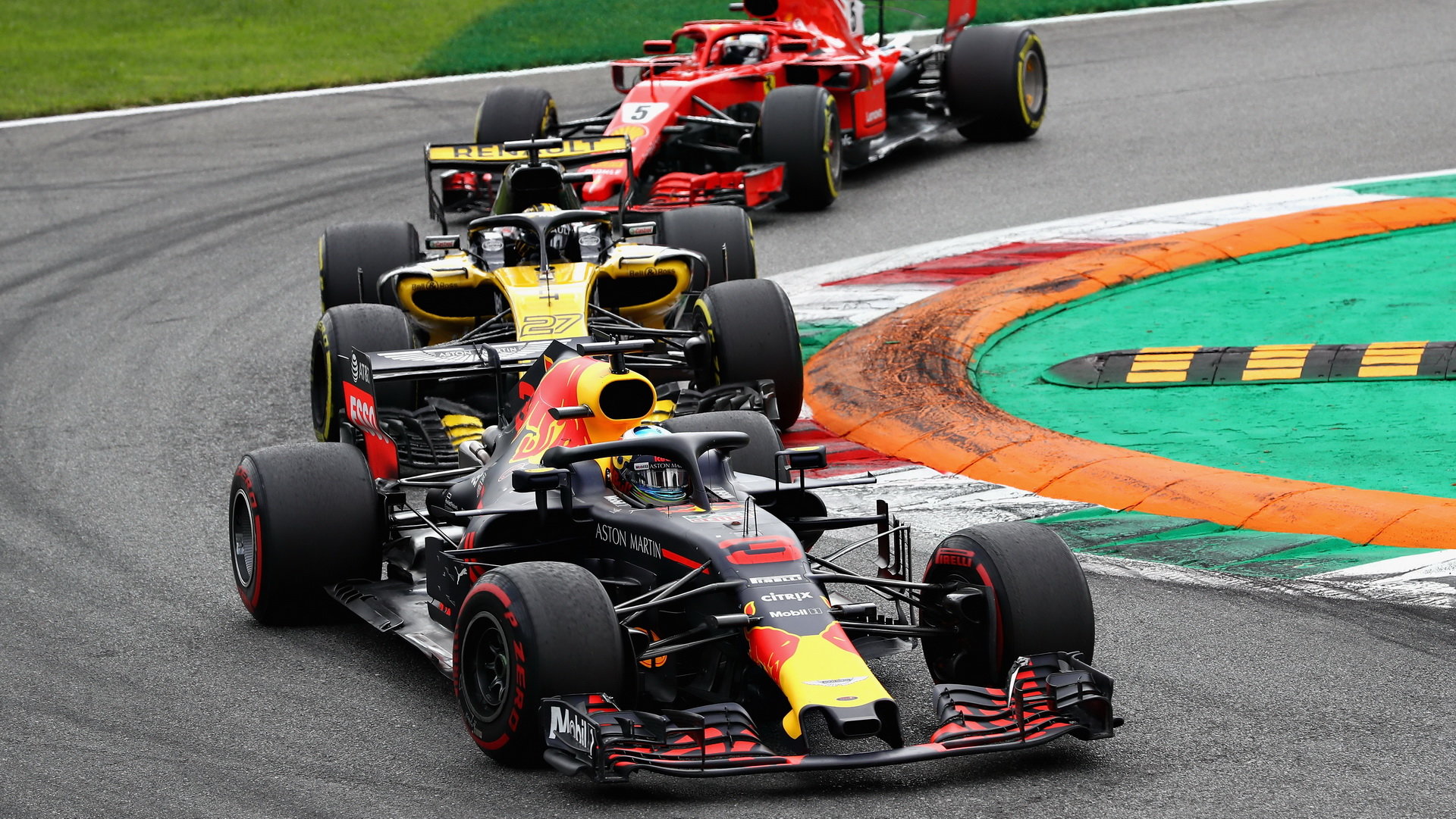 Daniel Ricciardo a Nico Hülkenberg v závodě v Monze