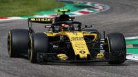 Carlos Sainz v Renaultem, který v Monze novou specifikaci nenasadil