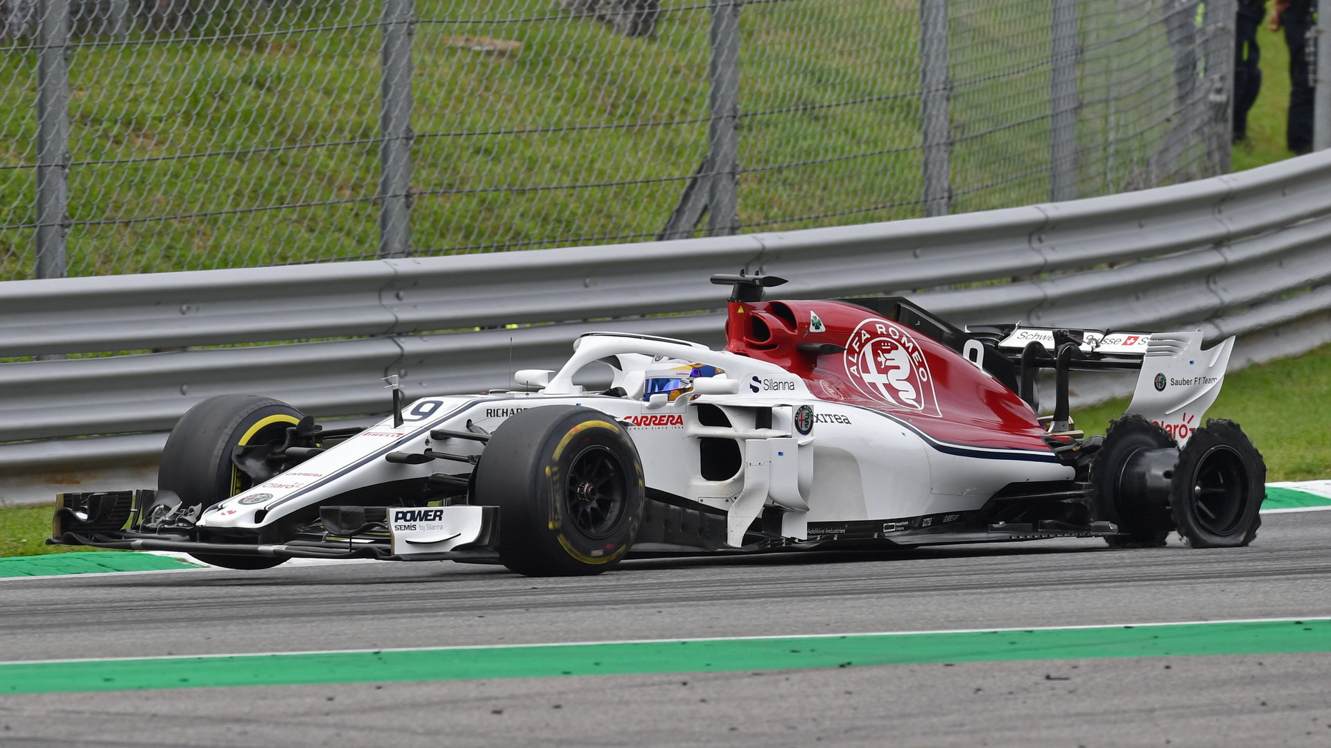Marcus Ericsson s protrženou zadní pneumatikou v závodě v Monze