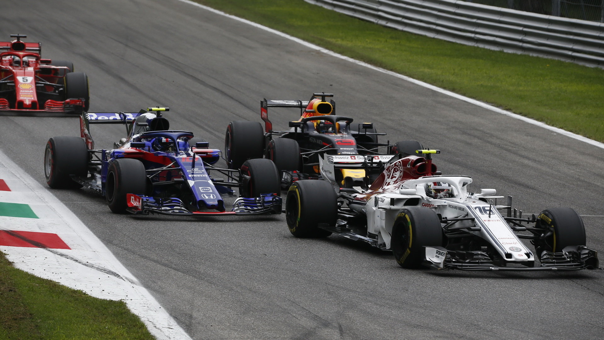 Charles Leclerc, Pierre Gasly a Daniel Ricciardo v závodě v Monze
